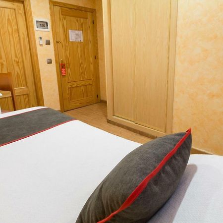 Oyo Hotel Los Alamos Пласенсія Екстер'єр фото