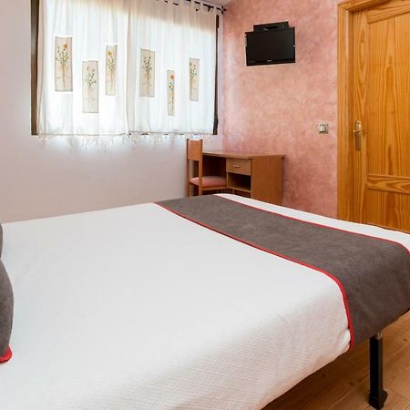 Oyo Hotel Los Alamos Пласенсія Екстер'єр фото