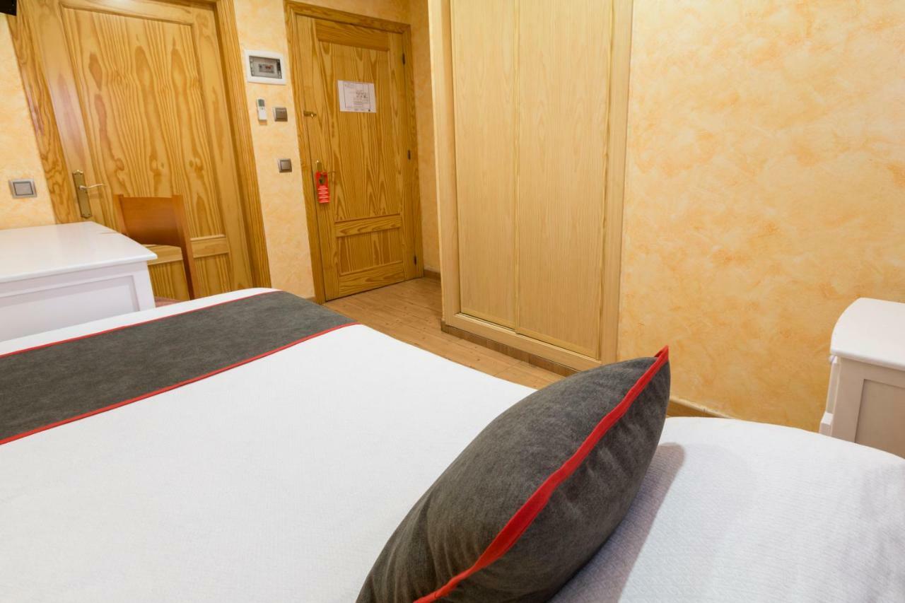Oyo Hotel Los Alamos Пласенсія Екстер'єр фото