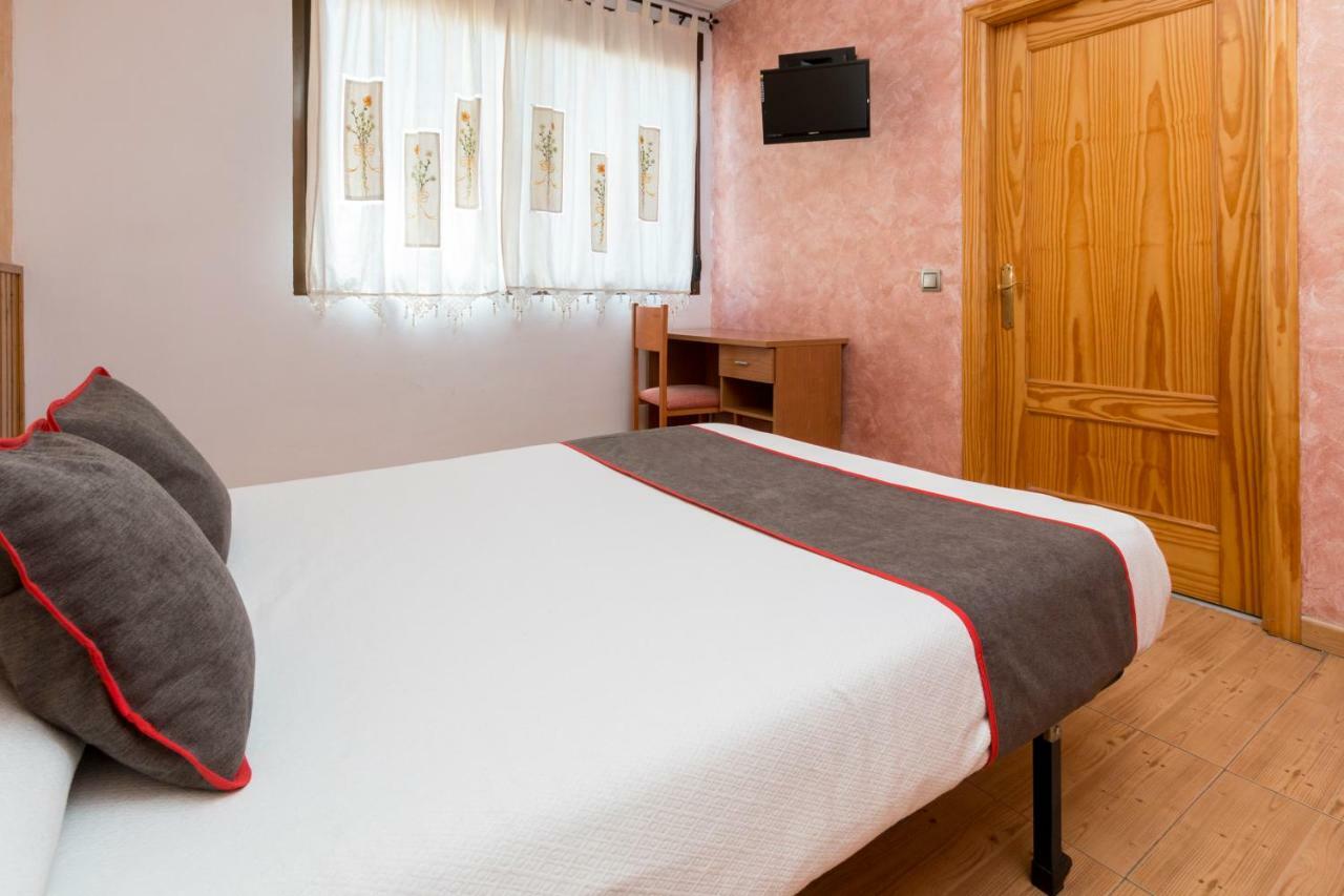 Oyo Hotel Los Alamos Пласенсія Екстер'єр фото