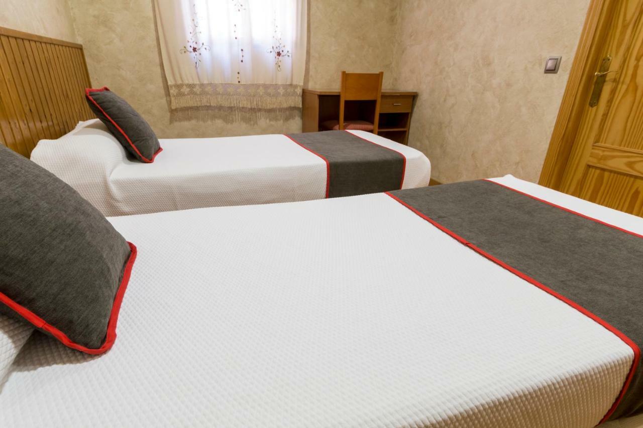 Oyo Hotel Los Alamos Пласенсія Екстер'єр фото